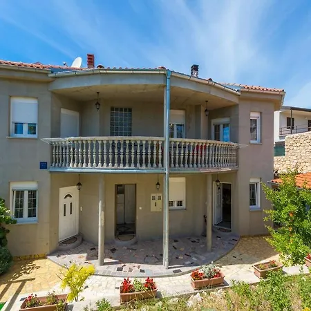 Apartment Luja *